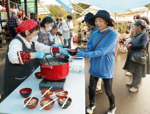 木籠の住民や交流のある人らでにぎわった感謝祭=長岡市山古志東竹沢
