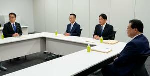 会談に臨む国民民主党の古川税調会長(中央左)と自民党の小野寺税調会長(同右)ら=12日午後、国会