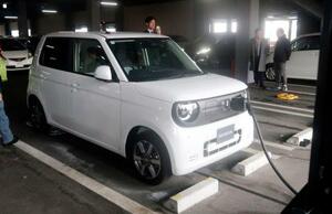 　急速充電器を使用して充電するホンダの電気自動車（ＥＶ）＝３日午後、さいたま市