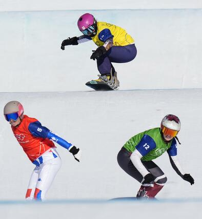 女子スノーボードクロス１回戦　滑走する吉田蓮生（上）＝リビーニョ（共同）