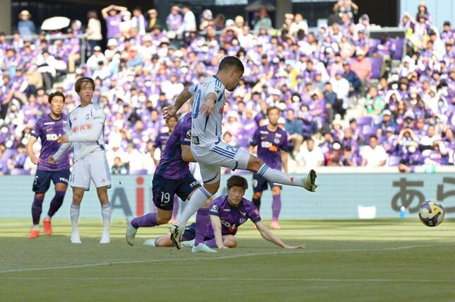 後半、ＭＦミゲル・シルヴェイラ（２０）が先制ゴールを決める＝Ｅピース（写真映像部・永井隆司）