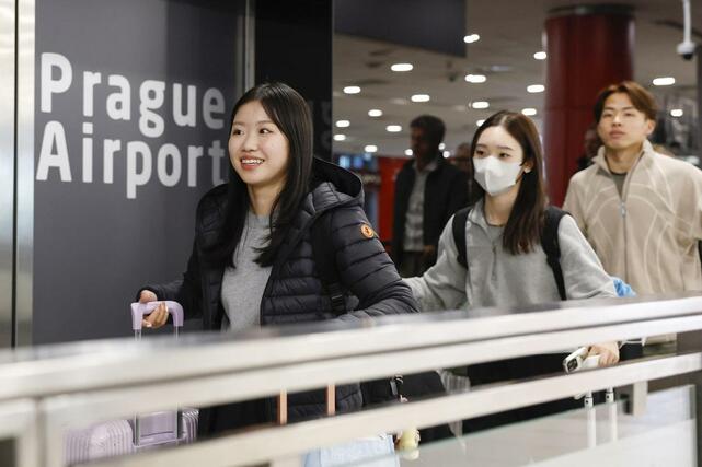 プラハの空港に到着した（左から）フィギュアスケート女子の中井亜美、ペアの長岡柚奈、森口澄士＝２３日（共同）