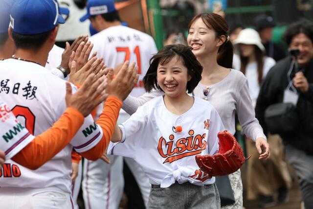 選手らと笑顔でハイタッチする、ＮＨＫ　Ｅテレ「みいつけた！」で４代目スイちゃんを務めた人気子役タレント・増田梨沙さん（中央）＝長岡市悠久山