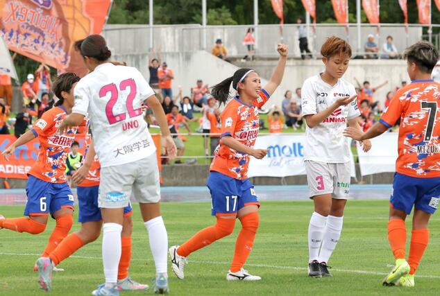 新潟LーC大阪 後半5分、MF滝川結女(中央)がゴールを決め、2-1=新発田市