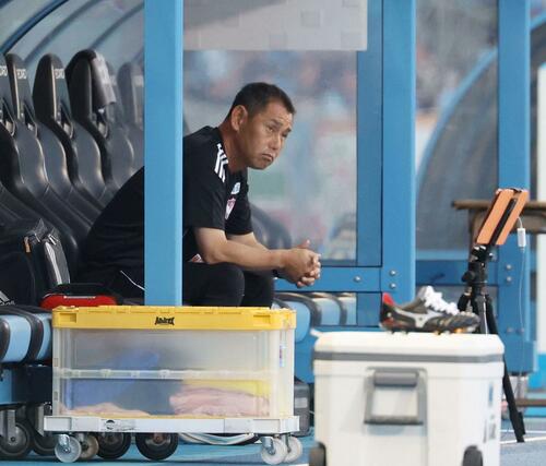 川崎－新潟　ピッチに鋭い視線を送る入江徹監督＝Ｕ等々力