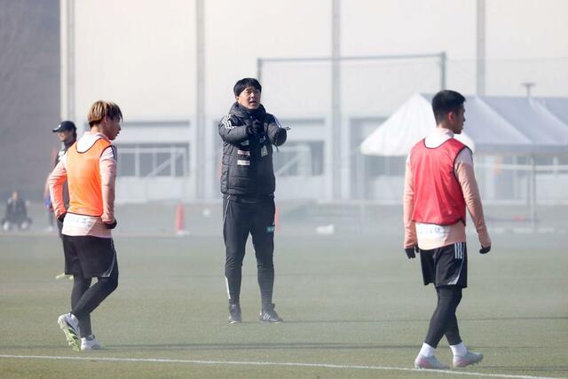 指示を出す船越優蔵監督＝宮崎県都城市