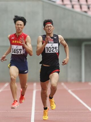 男子400メートル 優勝した坂井駿介(新潟明訓)=デンカビッグスワンスタジアム
