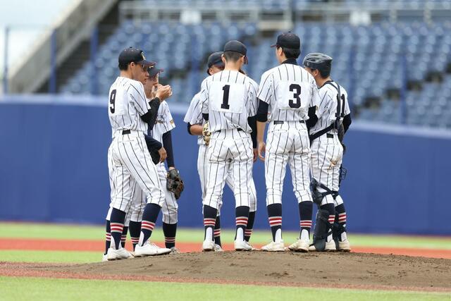 新潟江南－万代　２回新潟江南、ピンチでマウンドに集まる万代の選手たち＝エコスタ