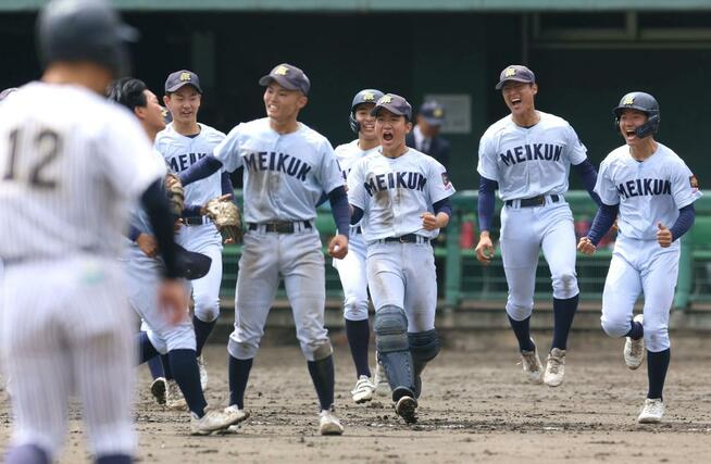帝京長岡に勝ち、仲間と喜ぶ新潟明訓ナイン＝柏崎市佐藤池球場