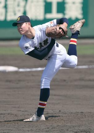 加茂暁星－日本文理　８回表、２番手で登板した日本文理の有田弘輝＝悠久山球場