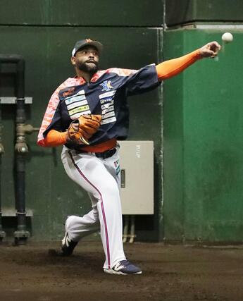 ブルペンで投げ込むエドウィン・エスコバー=21日、エコスタ