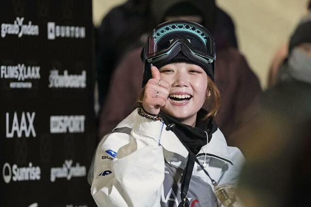 ハーフパイプ第５戦、女子決勝を終え笑顔の工藤璃星＝ラークス（共同）