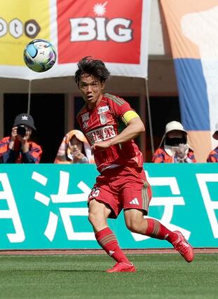 前半、右クロスを上げる新潟のＤＦ藤原奏哉＝デンカビッグスワン