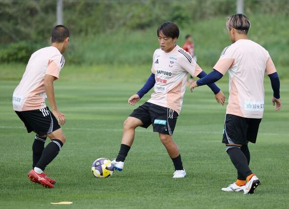 J1第31節名古屋戦の前日練習に臨むアルビレックス新潟の選手達=22日、聖籠町