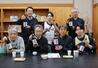 芋焼酎「五輪峠」の新酒の試飲会に集まったサツマイモの生産者や地域おこし協力隊員ら＝三条市荒沢