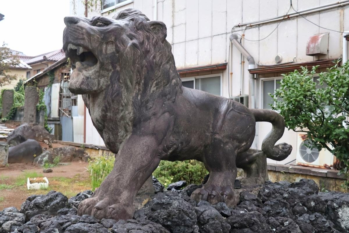 ライオン像 全長約2.7 mの「金箔ライオン像」が登場！金製品1,000点以上が集結