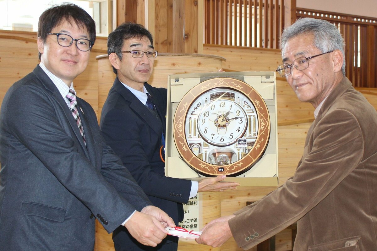 からくり時計見て楽しんで！ 新潟県労働金庫小千谷支店などが魚沼市の