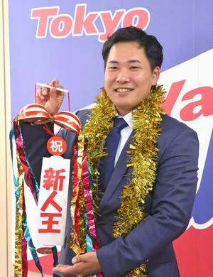 契約交渉を終え、ポーズをとるセ・リーグ新人王のヤクルト・荘司=4日、東京都内