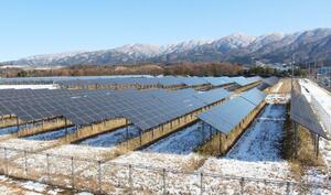 太陽光発電などの再生可能エネルギーの導入がさらに求められている=阿賀野市の県新潟東部太陽光発電所
