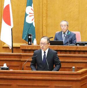 玄海原発の上空で目撃された光について佐賀県議会で説明する福田英之県警本部長(手前)=19日午後