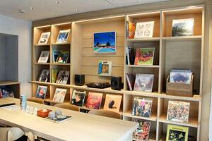 　カソクが運営するホテルの邦楽レコードが聴ける部屋＝東京都台東区