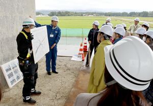 上沼道の建設工事現場を見学する上越地域の市民ら=10月28日、上越市