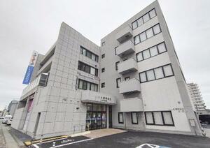 　いわき信用組合本部と本店営業部が入る建物＝５月、福島県いわき市