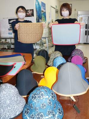 佐渡潜水が販売しているネオプレンのサウナグッズ=佐渡市加茂歌代