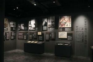 　「旧広島逓信病院外来棟平和資料館」の館内＝３０日午前、広島市中区