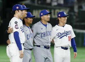 記念撮影する(左から)ドジャースの佐々木、大谷、カブスの今永、鈴木、ドジャースの山本=3月、東京ドーム