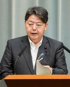 記者会見する林官房長官=9日午前、首相官邸