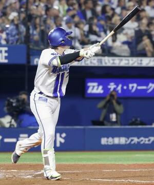 6回DeNA無死一、二塁、佐野が左越えに3ランを放つ=横浜