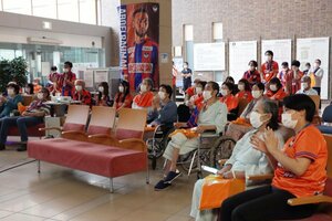 アルビレックス新潟の選手に声援を送る患者やスタッフら=18日、新発田市本町1