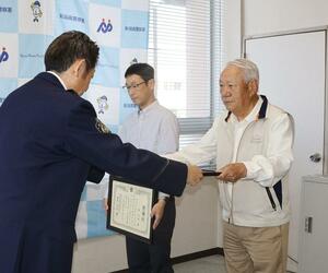 感謝状を贈られる白川春男さん(右)と堤久英さん=新潟市南区