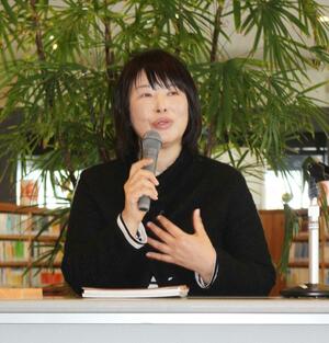鈴木牧之について講演する木内昇さん=南魚沼市図書館