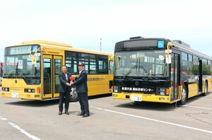 新潟交通の「研修車」の引き継ぎ式。右が2代目の車両=新潟市中央区上所1