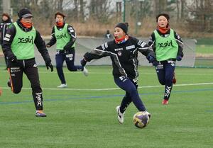 調整するＭＦ滝川結女（右から２人目）＝聖籠町