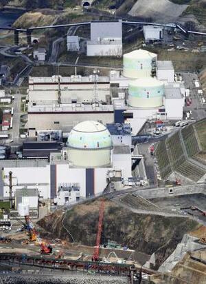 北海道泊村の北海道電力泊原発(手前から)3号機、2号機、1号機=4月