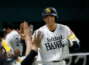 7回、本塁打を放ちナインに迎えられるソフトバンク・山本祐=みずほペイペイドーム