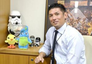 取材に応じる寺田学衆院議員。左は長男が昔好きだったおもちゃ=10月、国会