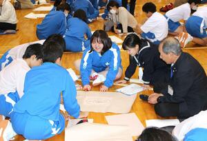 地域の未来を住民と語り合う小出中の生徒=新潟県魚沼市古新田