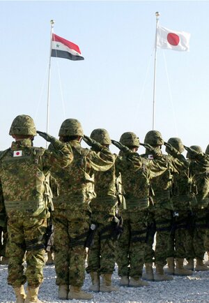 イラクに派遣された自衛隊。仮宿営地に日の丸とイラク国旗が掲げられた=2004年2月、イラク・サマワ市郊外