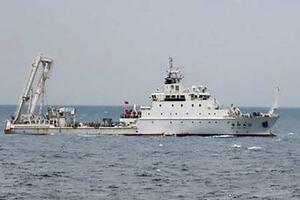 沖縄県・尖閣諸島沖の日本の排他的経済水域内で活動する中国の海洋調査船=30日(第11管区海上保安本部提供)