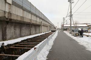 赤ちゃんの遺体が見つかった現場＝３０日、新潟市中央区弁天橋通１