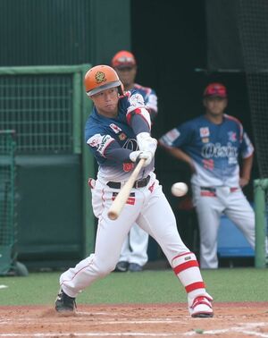5点を追う九回、先頭打者の主将藤原大智が二ゴロに倒れる=ヤクルト戸田球場