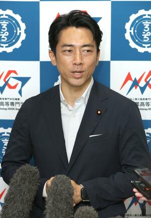 長岡高専を視察後、報道陣の取材に答える小泉進次郎氏=9月11日、長岡市