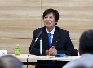 人材育成について語る海洋高相撲部の田海哲也総監督=上越市藤野新田