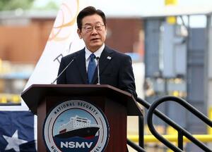 8月、米東部ペンシルベニア州フィラデルフィアのフィリー造船所を訪れ、祝辞を述べる韓国の李在明大統領(聯合=共同)