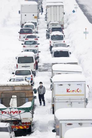 　２０２０年１２月、大雪が降り、多くの車が立ち往生した＝新潟県南魚沼市の関越自動車道