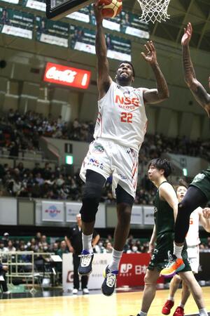 神戸-新潟 クリスウェッルがシュートを決める=ワールド記念ホール